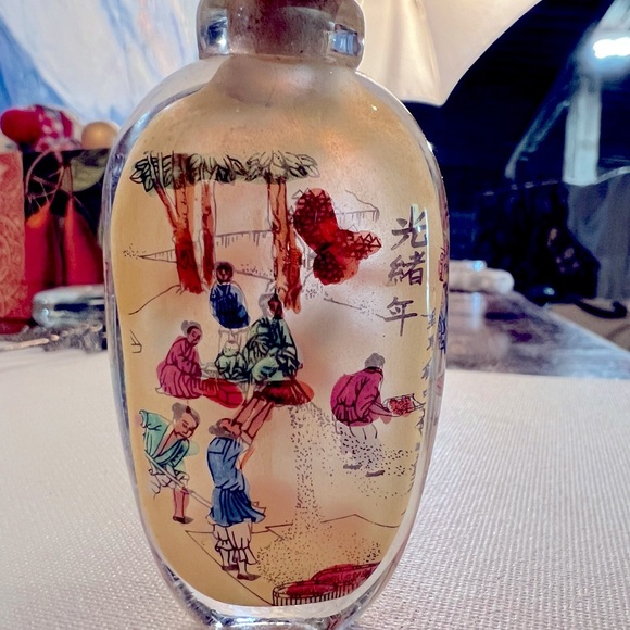 Antique Chinese glass snuff bottle with inside painted landscape scenes. - Picture 2 of 4